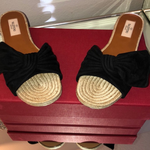 ❤️SOLD❤️Authentic Valentino Slides - Picture 3 of 8